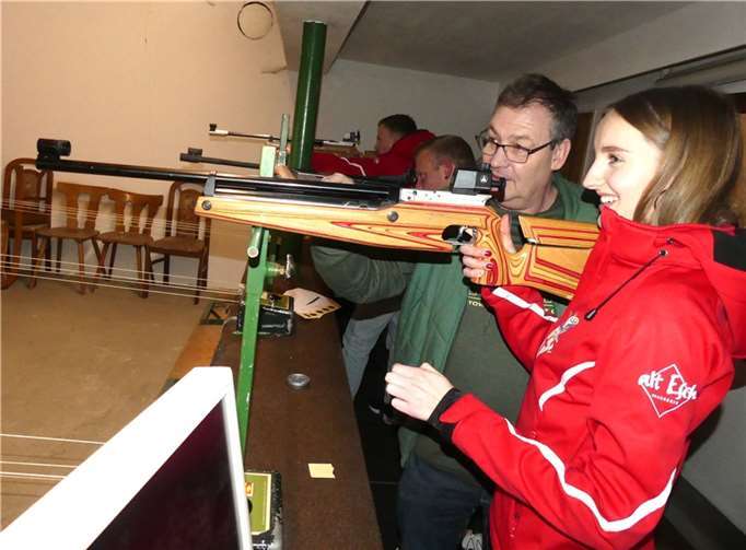 Die Amateurschützen versuchten sich unter Schießmeisteraufsicht mit dem Luftgewehr auf die 10er Ringscheibe. Fotos: TE