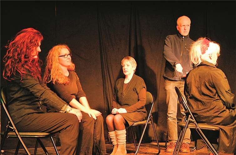 Die Amateurtheatergruppe tik aus Andernach präsentiert ihre neue komplexe Aufführung.privat