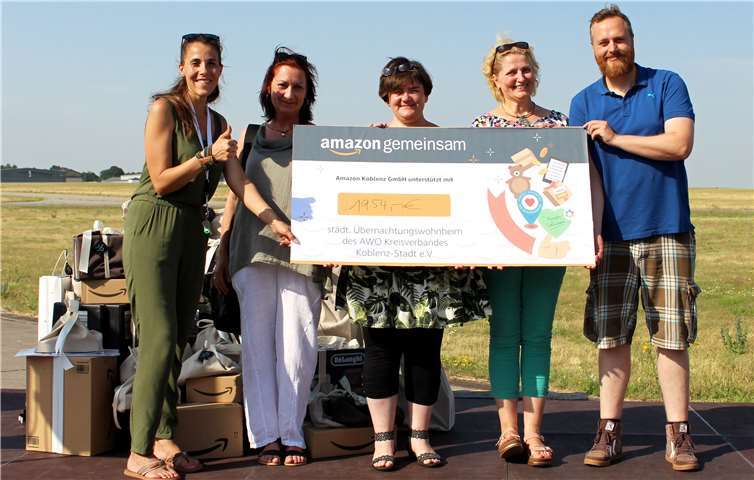 Die Amazon Geschäftsführung hob den Spendenbetrag auf 2.500 Euro an.Foto: Amazon Koblenz GmbH