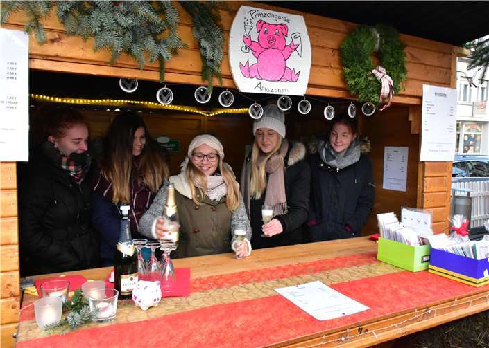 Die Amazonen der Prinzengarde verkauften Sekt und selbst gestaltete Weihnachtskarten.