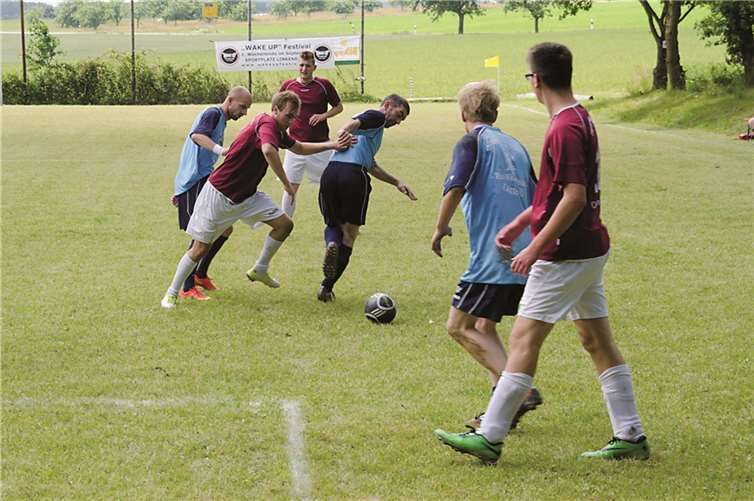 Die „Amboss-Kicker“ aus Döttesfeld (blaue Trikots) gingen als Turniersieger vom Platz.Markus Rick