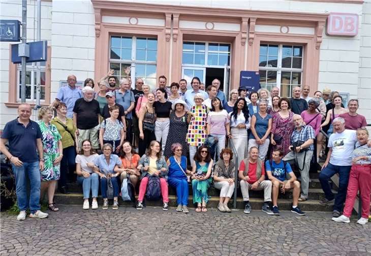 Die „Amis de Remagen“ mit ihren deutschen Gastgeber*innen beim Abschied am Remagener Bahnhof.  Foto: Oliver Diehl