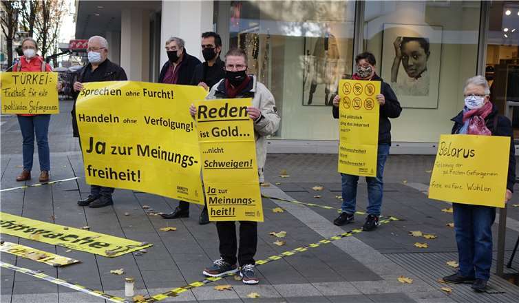 Die Amnesty-Gruppe demonstrierte mit ihren Plakaten auf ihrer Mahnwache gegen die politischen Entwicklungen und die Unterdrückung der Demokratiebewegungen in Hongkong und Belarus, wo Menschenrechtsverteidiger, also auch zahllose Journalisten, die sich für demokratische Werte einsetzten, als politische Gefangene inhaftiert und vielfach wie Terroristen behandelt werden.Foto:
