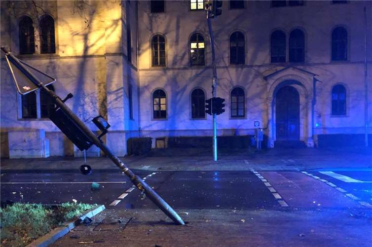 Die Ampel wurde massiv beschädigt.  Foto: Polizeidirektion Neuwied/Rhein
