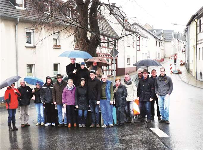 Die Ampelgegner wollen ihre alte Linde im Oberdorf mit allen ihnen zur Verfügung stehenden Mitteln schützen. FRE