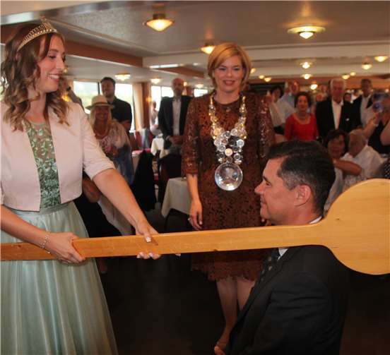 Die Amtszeit des RItters der kulinarischen Tafelrunde wurde kurzerhand verlängert. Das konnte der Würdenträger bei seinem Ritterschlag im letzten Jahr nicht voraussehen. Foto:KMI