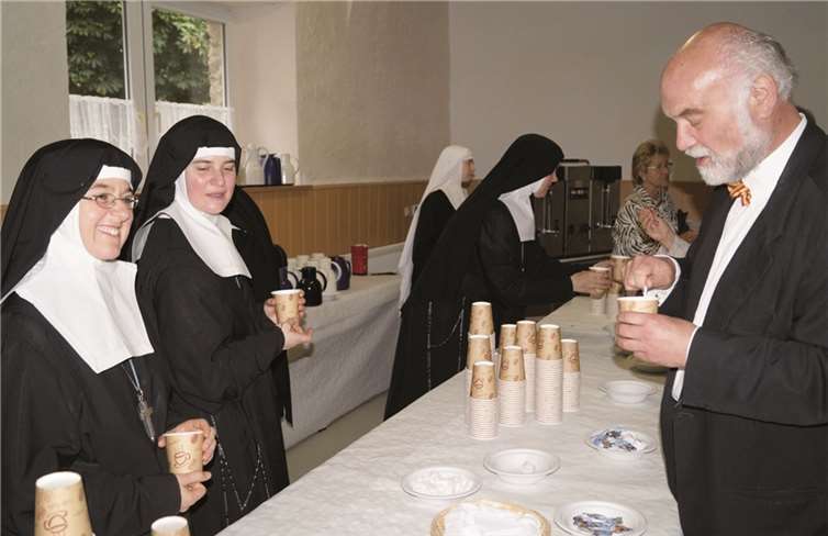 Die Anbetungsschwestern übernahmen die Kuchen- und Kaffeeausgabe selbst.
