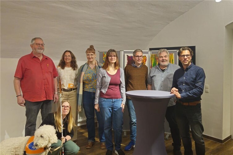 Die Andernacher Autorengruppe „Schreiben!“ mit Pascal Nachtsheim von den Barmherzigen Brüdern Saffig sowie Sandra Niggemann, Vorstandsmitglied des Literaturwerks Rheinland-Pfalz, bei der Lesung im Gästehaus im Schlosspark.