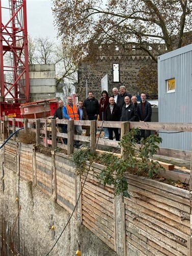 Die Andernacher CDU informierte sich über das große Bauvorhaben am Schlosspark. Im Bild v.l.n.r.: Richard Welter, Elmar Kanne, Oliver Engels, Raphael Busenkell, Anette Moesta, MdL, Dr. Hans-Georg Hansen, Reinharde Hauter, Helmut König, Michael Hessel, Gerd Rheinbay, Nils Ochtendung. Foto: privat