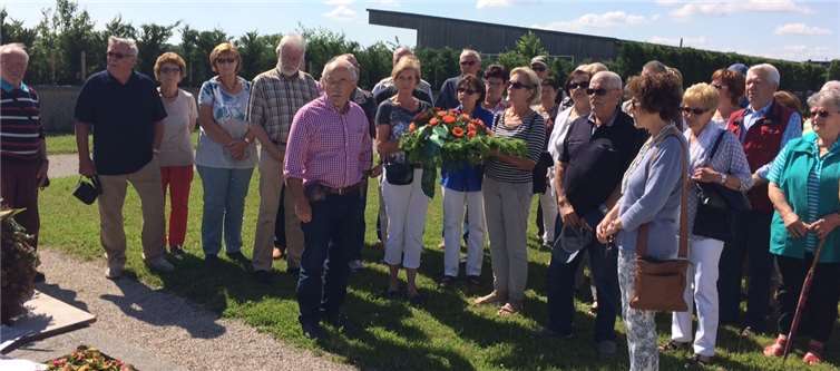 Die Andernacher Freunde legten ein Blumengebinde als letzten Gruß am Grab nieder. Heinz Hörnig hielt eine Grabrede. Auch die Lebensgefährtin von Jürgen Wilke, Helene van Damm, war zugegen. privat