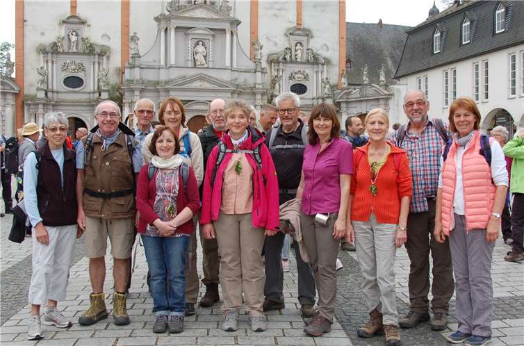 Die Andernacher Pilgergruppe nach ihrem Eintreffen auf dem Innenhof der Abtei St. Matthiasvor der Basilika mit Ingrid Ickenroth als Jubiläumspilgerin für die zehnte Teilnahme (l.)und dem neuen Brudermeister Rolf Keuser (5.v.r.) neben der BundestagsabgeordnetenMechthild Heil (4.v.r.). Die Erstpilger haben ihren „Pilgerstrauß“ umgehängt. privat