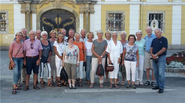 Die Andernacher Radfreunde vor dem Rathaus in Stockerau.