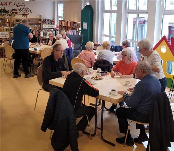 Die Andernacher Senioren fanden sich rasch zu Spielrunden zusammen und genossen den gemeinsamen Nachmittag. Foto: Désirée Scherer