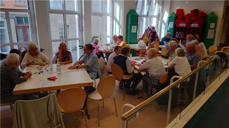Die Andernacher Seniorinnen und Senioren fanden sich rasch zu Spielrunden zusammen und genossen den gemeinsamen Nachmittag. Foto: Richard Welter