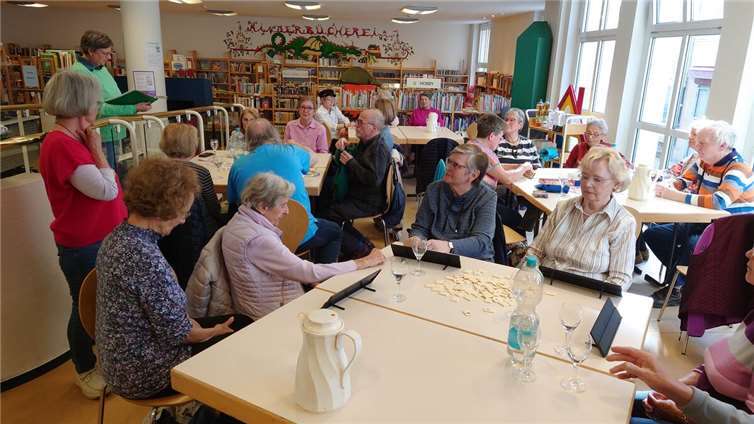 Die Andernacher Seniorinnen und Senioren fanden sich rasch zu Spielrunden zusammen und genossen den gemeinsamen Nachmittag.  Foto: Richard Welter