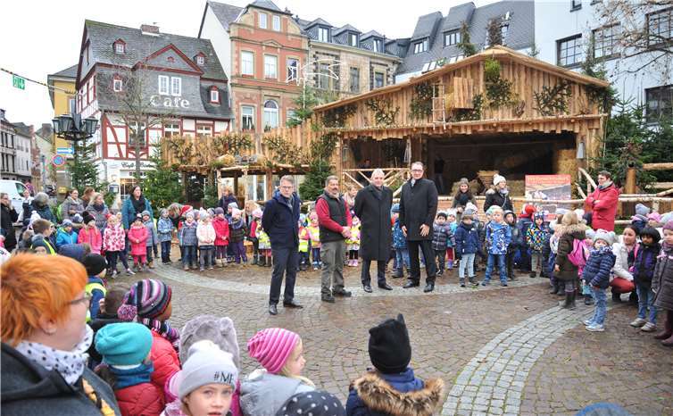 Die Andernacher Sparda-Bank mit Filialleiter Henning Oster hat den Mädchen und Jungs der Andernacher Kindergärten einen bunten Vormittag spendiert.Stadt Andernach/Maurer