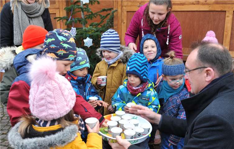 Die Andernacher Sparda-Bank mit Filialleiter Henning Oster hat den Mädchen und Jungs der Andernacher Kindergärten einen bunten Vormittag spendiert. Foto: Stadt Andernach/Maurer