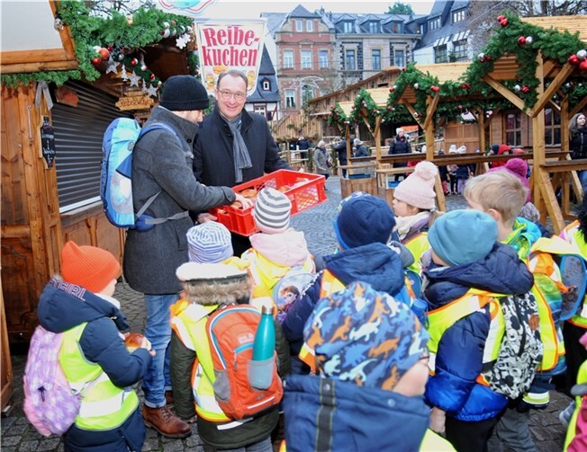 Die Andernacher Sparda-Bank mit Filialleiter Henning Oster hat den Mädchen und Jungs der Andernacher Kindergärten einen bunten Vormittag spendiert.  Foto: Stadt Andernach/Maurer