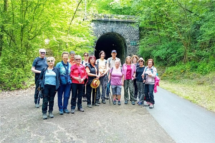 Die Andernacher Wandergruppe vor dem alten Eisenbahntunnel