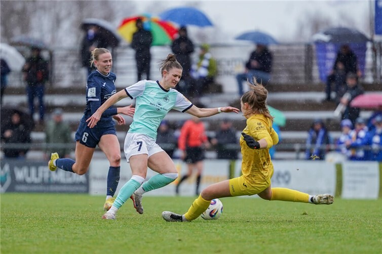 Die Andernacherin Carolin Schraa (im mintfarbenen Trikot) hatte die Chance, den Ball an Sands Torhüterin Jule Baum vorbeizulegen. Eine der wenigen Chancen für die SG 99 und auch diese blieb ungenutzt. Foto: privat