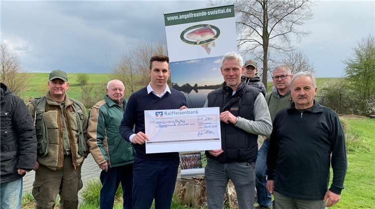 Die Angelfreunde freuten sich über den von Herrn Philip Zeyen überreichten Scheck.Foto: privat