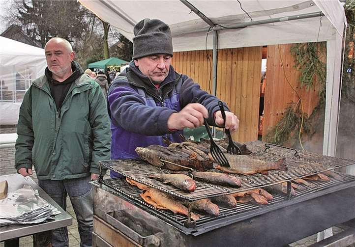 Die Angelsportgemeinschaft Flerzheim bot wieder frisch geräucherte Forellen an.