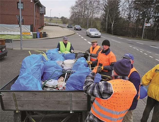 Die Anhausener Truppe hat bereits einen kompletten Anhänger voll Müll gesammelt. privat