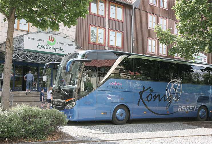 Die Ankunft unseres Premiumbusses von König's Reisen in Wernigerode vor dem gleichnamigen Hotel. Fotos: WE