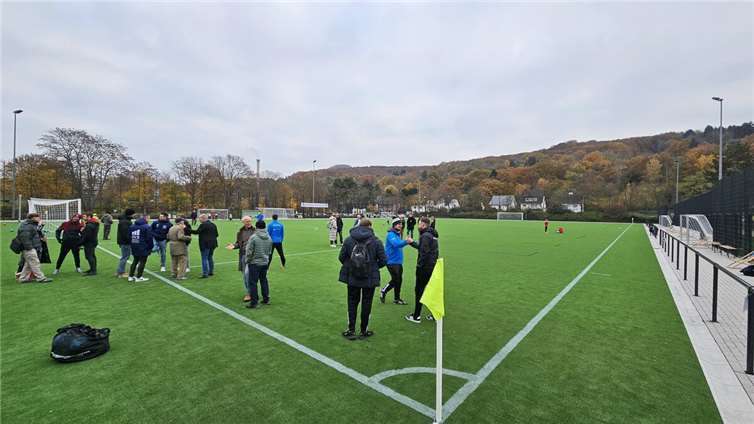 Die Anlage verfügt unter anderem über einen modernen Kunstrasen und LED-Flutlicht.