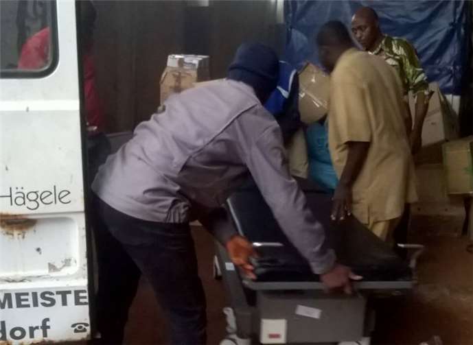 Die Anlieferung von unter anderem zwei Augen-Operations-Tischen an die Acha Eye Clinic in Bafoussam in West-Kamerun. Privat