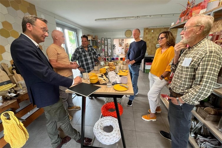 Die Anliegen des Imkermeisters wollen die Besucher der CDU in ihre politische Arbeit aufnehmen.