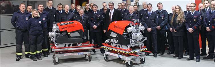 Die Anschaffung der neuen Pumpen in Nomborn und Heilberscheid freute die Feuerwehrangehörigen sehr – sie wünschen sich jedoch im Sinne aller wenig Einsätze damit. Bei der Übergabe waren dabei: (vorne v.l.) Christoph Stradl (Pumpenwerkstatt); Boris Kremer (Stv. Wehrführer Nentershausen); Sarah Metzler, Alexander Stradl (Pumpenwerkstatt); Jens Weinriefer, Patrick Weyand, Hans-Joachim Klimke (Wehrleitung VG Montabaur); Alexander Heibel (Wehrführer Nomborn); Andree Stein (Erster Beigeordneter und Brandschutzdezernt); Matthias Noll (Wehrführer Heilberscheid).Foto: privat