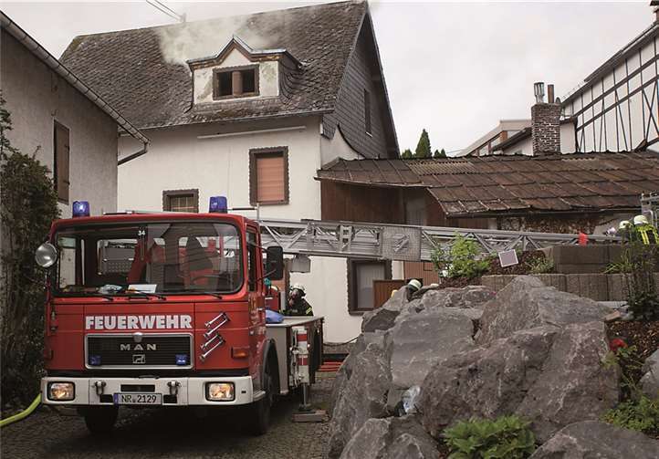 Die Anschaffung einer neuen Drehleiter ist ein dicker Brocken. Das Fahrzeug, hier beim Einsatz eines Dachstuhlbrandes am 28. August in Oberraden, wird 30 Jahre alt. WT