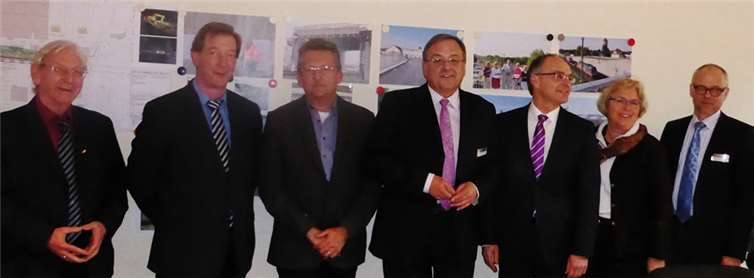 Die Ansiedlung der Firma Dreimüller wurde im Rahmen einer Pressekonferenz detailliert vorgestellt (v. l.): Hermann Terporten und Sohn, Wilfried Scheffler, Bernd Weidenbach, Arnd Dreimüller, Gabriele Hermann-Lersch und Gerhard Oelsberg. FA