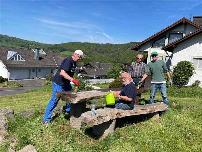 Die Anstreicharbeiten der Rentnergruppe.Foto: Rudolf Boden