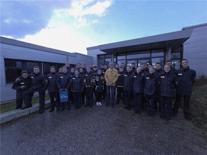 Die Anwärterinnen und Anwärter des Bundespolizeiaus- und -fortbildungszentrums (BPOLAFZ) Swisttal engagieren sich für die diesjährige Sammlung des Volksbundes Deutsche Kriegsgräberfürsorge e.V. Foto: privat