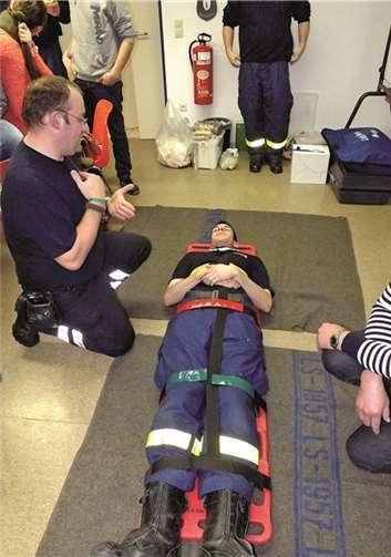 Die Anwendung der sicheren Vertäuung auf einer Trage wurde geübt.