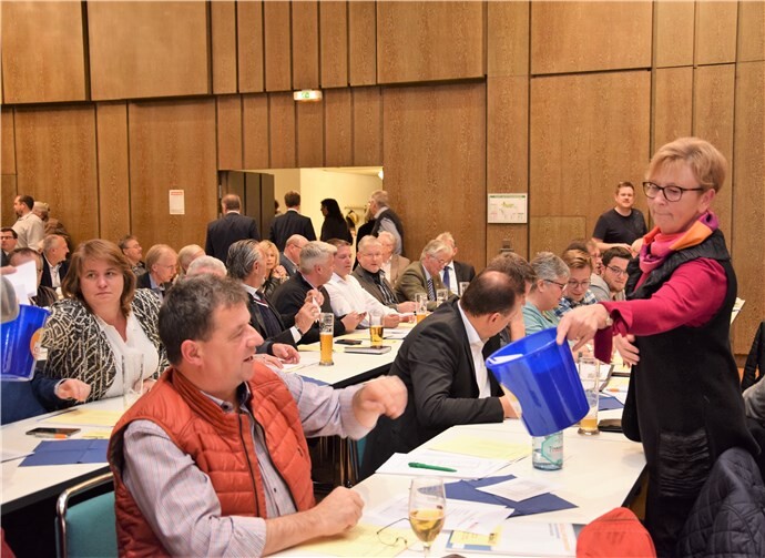 Die Anwesenden bei der Stimmabgabe.