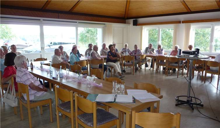 Die Anwesenden beschäftigten sich mit den Gedichten des Münchner Dichters Eugen Roth. privat