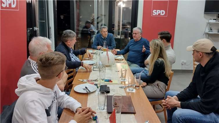 Die Anwesenden diskutieren eifrig über die Zukunft des Sports in der VG.Foto: privat