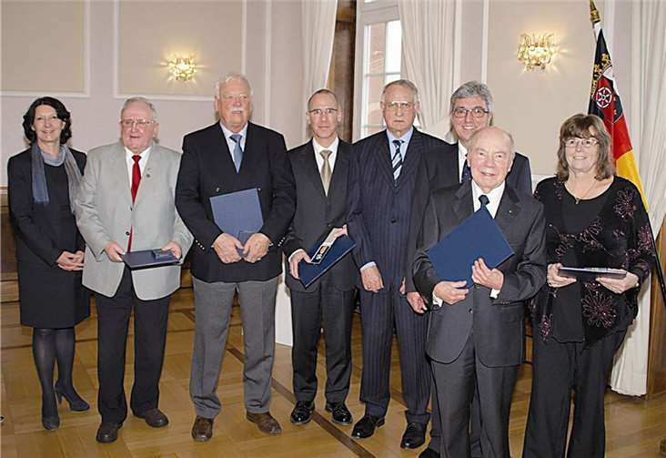 Die Anwesenden freuten sich mit den geehrten Persönlichkeiten. Begona Hermann (Vizepräsidentin SGD-Nord), Peter Speier (Bendorf), Bernd Röhling (Andernach), die Rettungsmedaille ging an Dr. Peter Blanckart (Koblenz), Reinhard Dötsch (Koblenz), Roger Lewentz (Innenminister), Theodor Dölger (Koblenz) und Christiane Bischoff (Ehlscheid). (v.l.). -US-