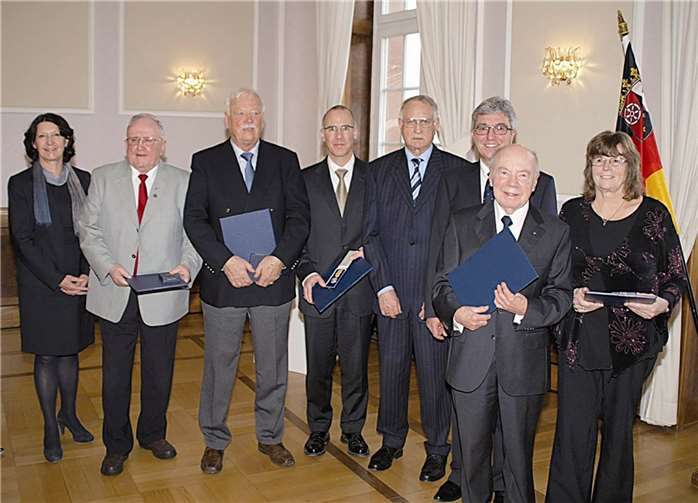 Die Anwesenden freuten sich mit den geehrten Persönlichkeiten. Begona Hermann (Vizepräsidentin SGD-Nord), Peter Speier (Bendorf), Bernd Röhling (Andernach), die Rettungsmedaille ging an Dr. Peter Blanckart (Koblenz), Reinhard Dötsch (Koblenz), Roger Lewentz (Innenminister), Theodor Dölger (Koblenz) und Christiane Bischoff (Ehlscheid). (v.l.). -US-