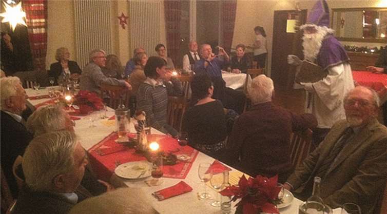 Die Anwesenden freuten sich über den Besuch des Nikolauses. privat