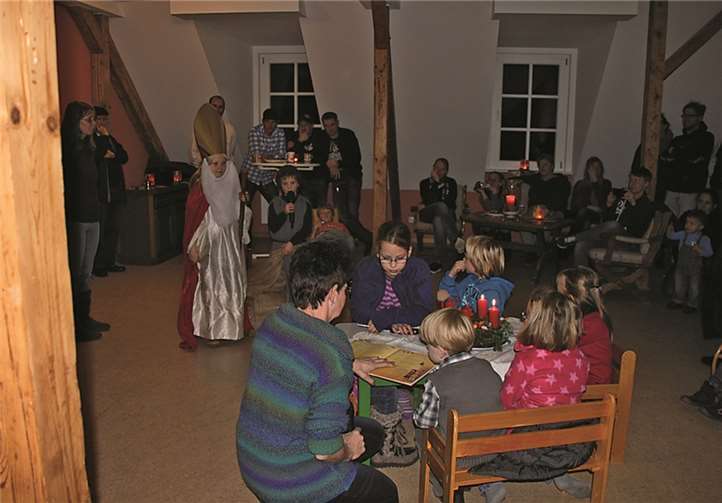 Die Anwesenden lauschten dem kleinen Theaterstück der Kinder. privat