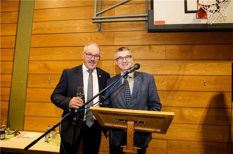 Die Anwesenden spendeten dem nach schwerer Krankheit genesenden Landrat Dr. Alexander Saftig Beifall.