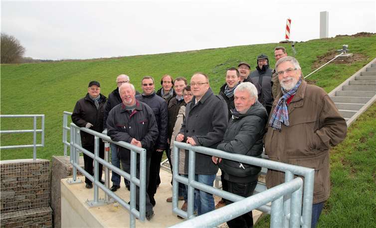 Die Anwesenden zeigten sich von den Ausmaßen des Regenrückhaltebeckens beeindruckt. privat