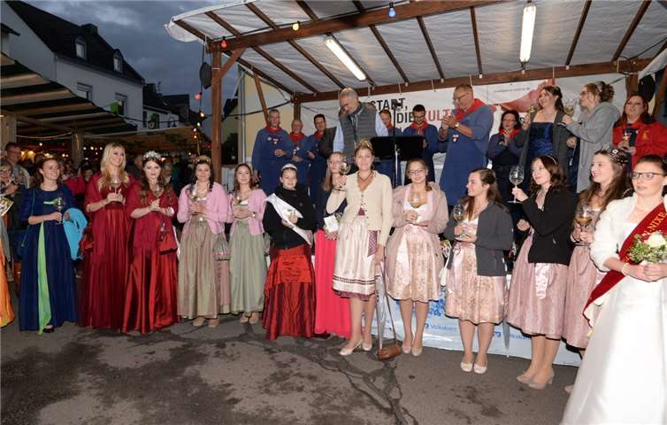 Die Anwesenheit vieler Majestäten aus der Regionzauberte einen angemessenen Rahmen zur Eröffnung in die Weingasse.