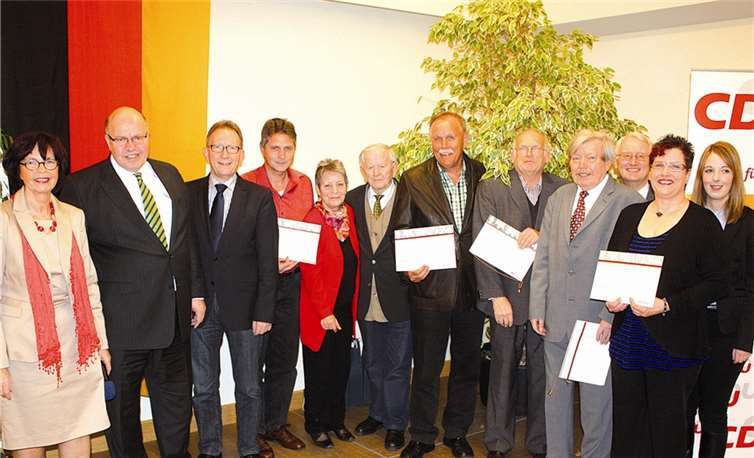 Die Anwesenheit von Bundes-Umweltminister Peter Altmaier als Gastredner bei dem traditionellen Neujahrsgespräch nutzte der Erpeler CDU-Ortsverein um die Vorsitzende Gisela Stahl, langjährige Parteimitglieder zu ehren. Ausgezeichnet wurden Erwin Ott für fünfjährige Parteizugehörigkeit sowie Iris Rosen, die seit 15 Jahren der CDU angehört. Doppelt so lange wie sie ist Werner Henneker bereits den Christdemokraten treu geblieben. Gegen die beiden Urgesteine der Erpeler CDU, Karl-Josef Dung und Heinrich Schwarz, ist selbst er allerdings noch ein Jungspund, sind diese doch schon vor 55 Jahren in die Partei eingetreten. DL