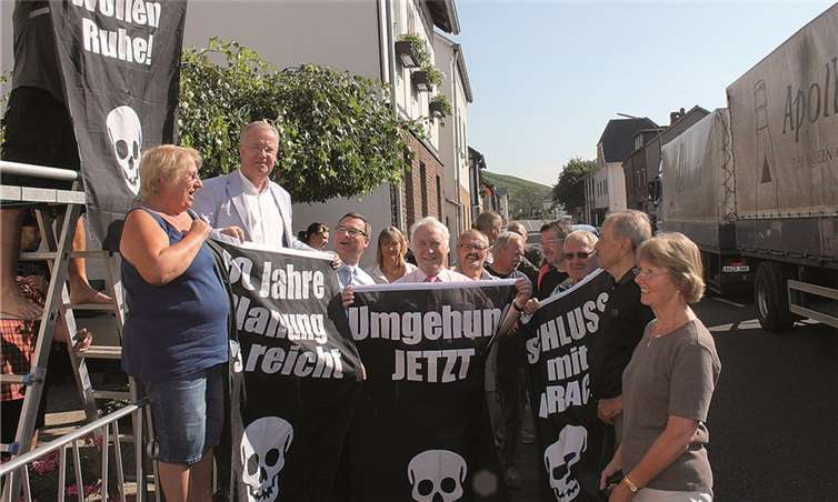 Die Anwohner der Ortsdurchgangsstraße fanden sich ein, um gemeinsam die Fahnen zu postieren. RERE