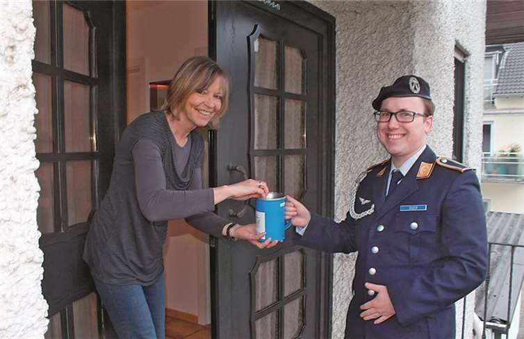 Die Anwohner gaben gerne eine kleine Spende.Sandra Schäfer/ Bundeswehr